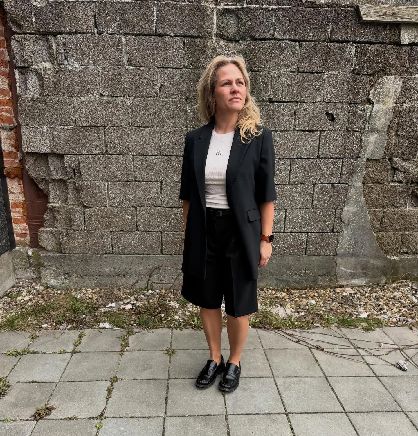 Schwarzes Outfit mit Blazer und Shorts