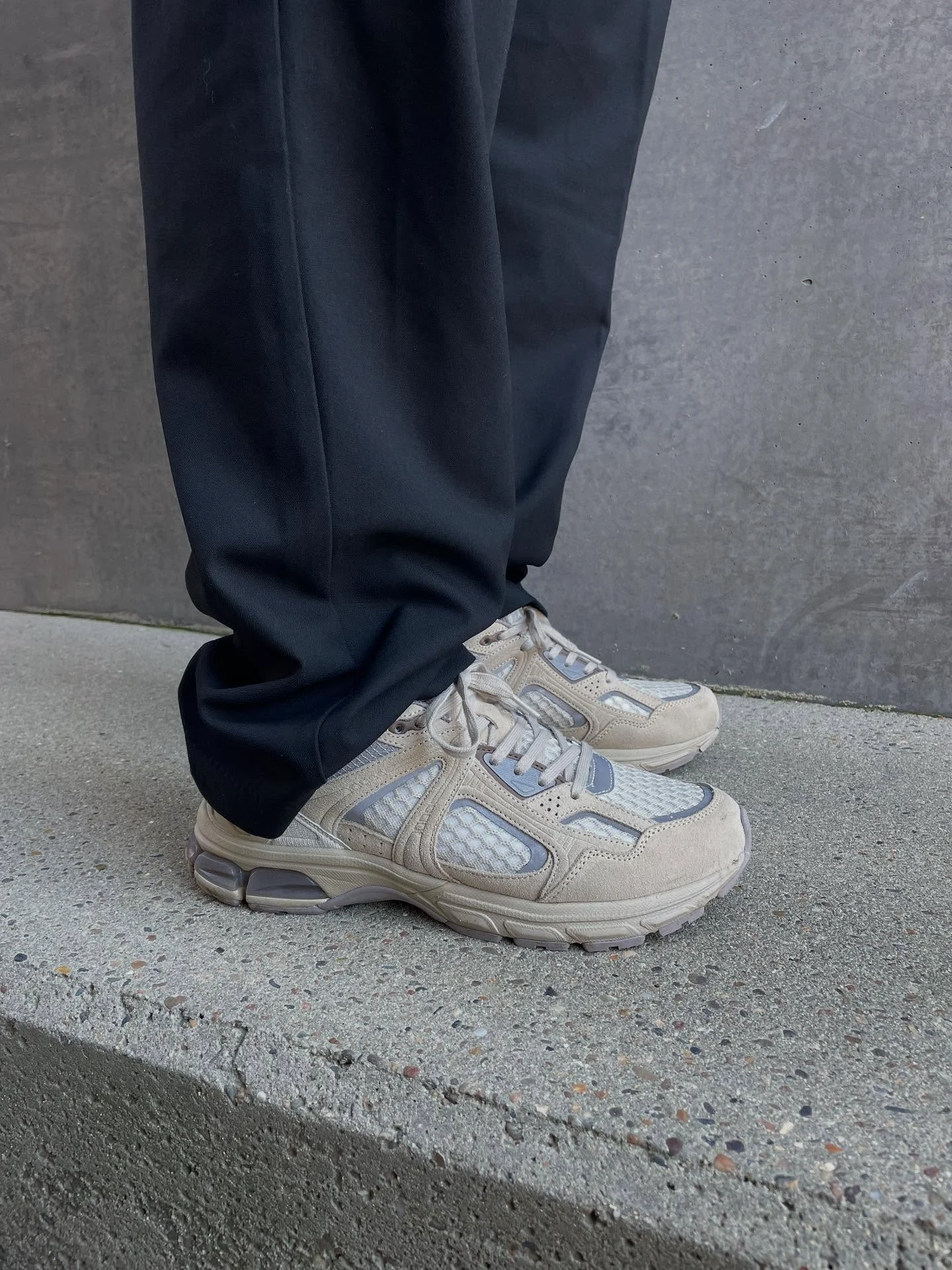 Sneaker und Hose von HUSET