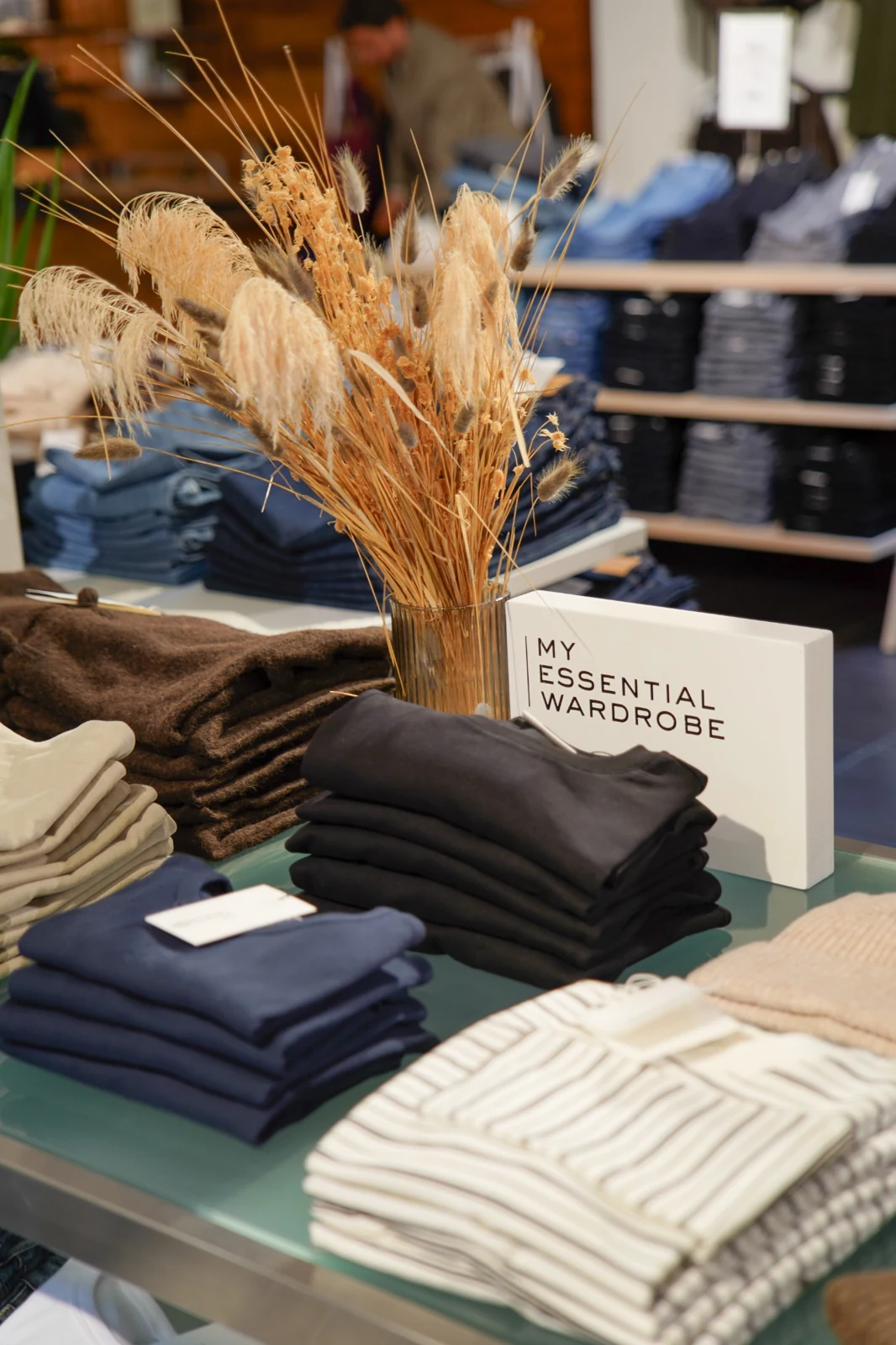 My Essential Wardrobe auf einem Tischdisplay bei HUSET